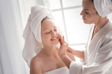 Bir pamuk yastık tutan olumlu güzel kadın