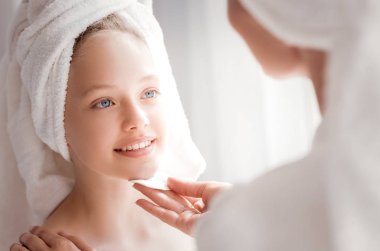 gülümseyerek mutlu güzel kız