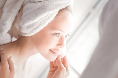 Güzel bir mutlu kızın yüzü