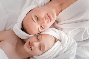 Güzel huzurlu anne ve kızı gözlerini kapatma