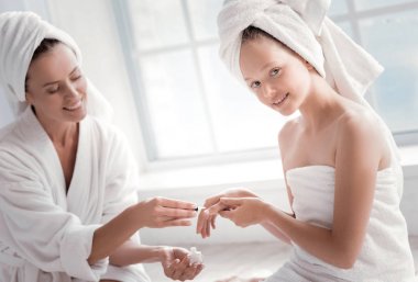 Neşeli genç kız ona sahip bitmiş manikür