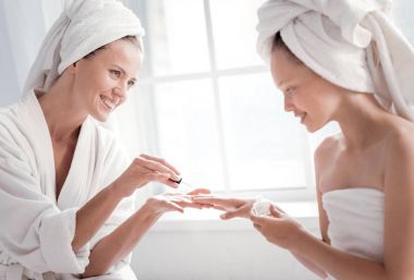 Mutlu mutlu kadın kızları tırnak boyama