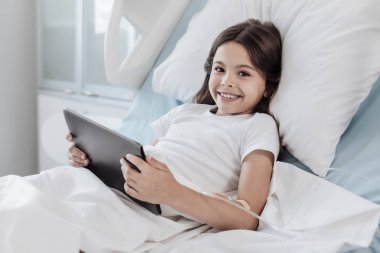 Cesur kız hastanede yatan Touchpad üzerinde oynama