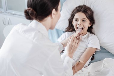 Kadın doktor boğaz tek kullanımlık ahşap sopa ile kontrol