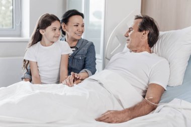Destekleyici Aile onların eş ve baba hastanede ziyaret etti