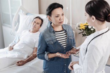 Endişeli karısı için doktor hasta kocası hakkında konuşmak