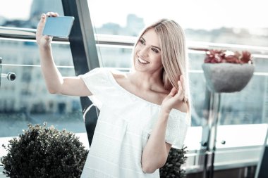 Bir selfie alarak mutlu genç kadın