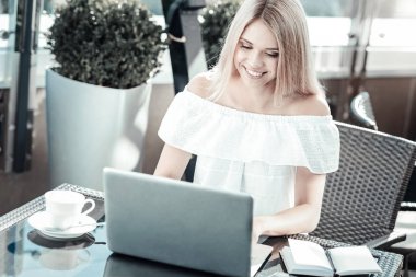 Dizüstü bilgisayarda çalışma neşeli kendi hesabina işkadını