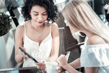 Tablet ekrana bakarak çekici güzel kadınlar