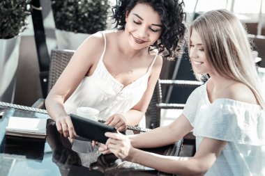 Mutlu güzel kadınlar tablet kullanma