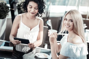 Güzel genç kadın merkezinde onun arkadaşı