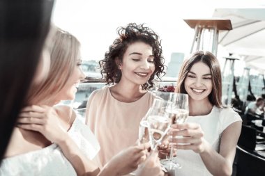 Şampanya olumlu güzel kadın