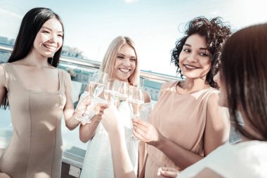 Güzel mutlu kadın birbirine bakarak