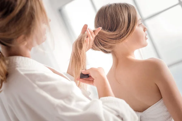 Agradable mujer agradable peinando el cabello —  Fotos de Stock