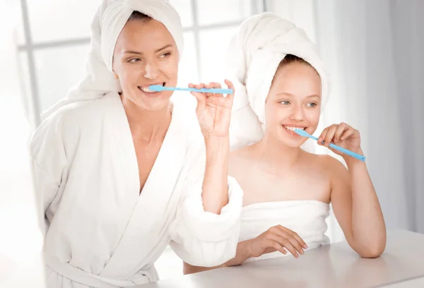 Glückliche freudige Mutter und Tochter beim Zähneputzen — Stockfoto