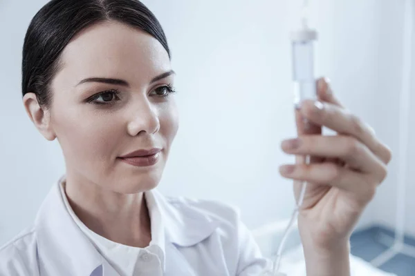 Alegre médico femenino revisando el mostrador de entrega en el hospital — Foto de Stock