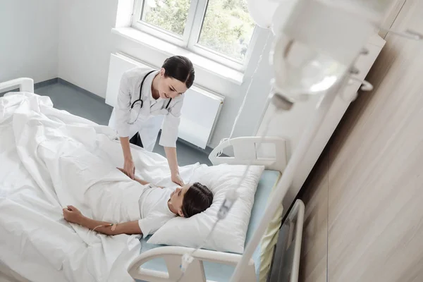 Amichevole medico di sesso femminile in chat con poco paziente in ospedale — Foto Stock