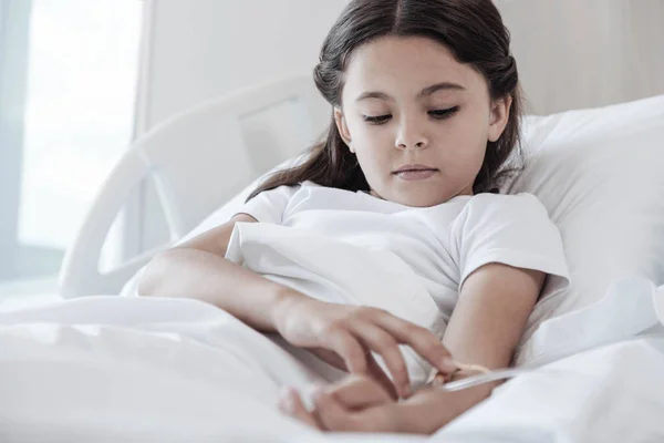 Erschöpfte junge Frau untersucht injizierten Drop-Counter im Bett — Stockfoto