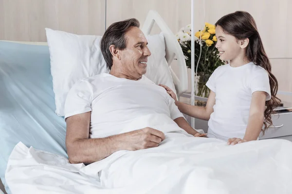 Hija cariñosa apoyando a su padre en el hospital — Foto de Stock