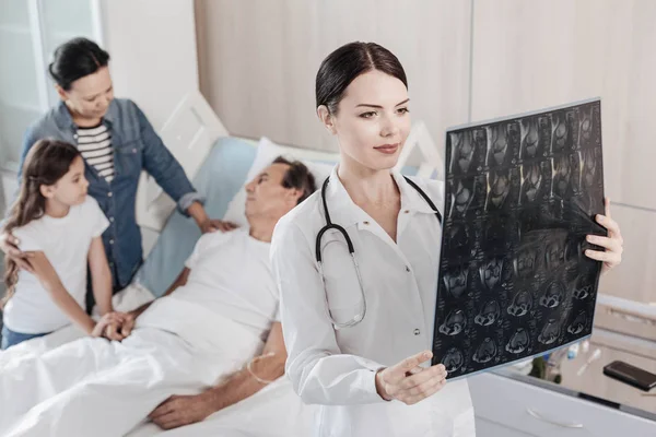 Médico satisfecho examinando resonancias magnéticas en el hospital — Foto de Stock