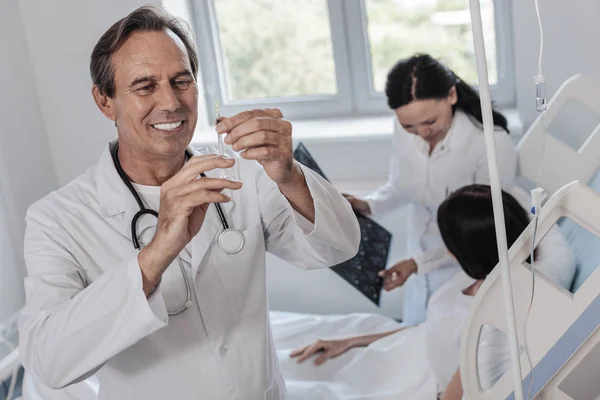 Positieve minded arts zich klaar voor de injectie — Stockfoto