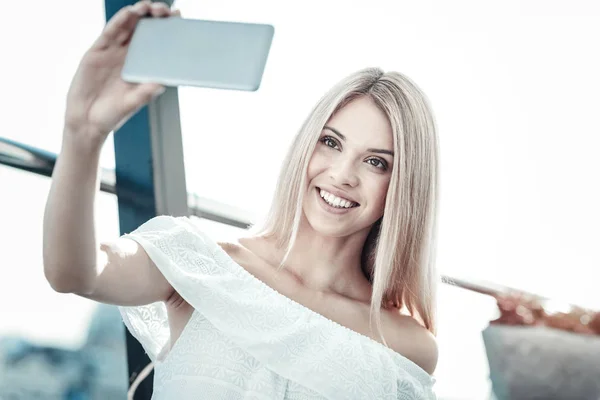 Allegro donna felice guardando nella fotocamera dello smartphone — Foto Stock