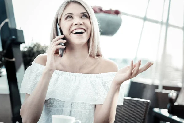 Щаслива збуджена жінка розмовляє по телефону — стокове фото