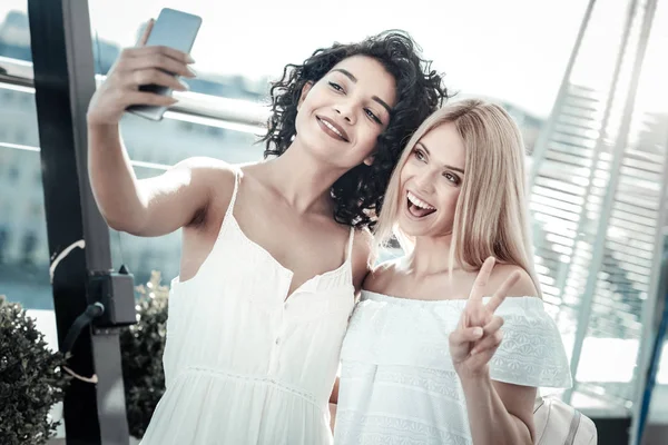 Szczęśliwy wesoły kobiet biorąc selfie — Zdjęcie stockowe