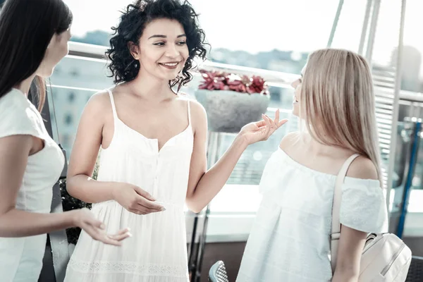 Felices mujeres positivas teniendo una conversación — Foto de Stock