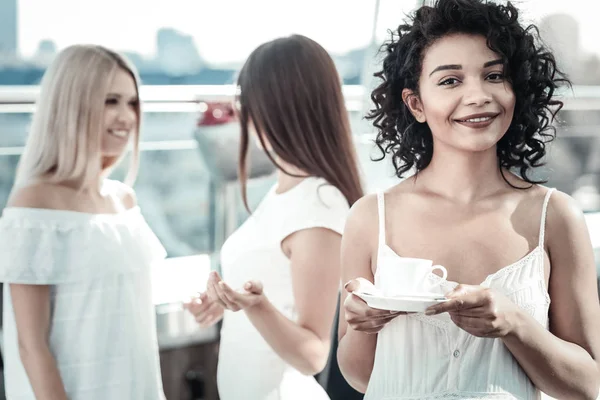Zachwycony, ładne kobiety, trzymając kubek kawy — Zdjęcie stockowe