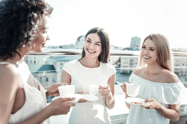 Glada trevliga kvinnor möte i restaurangen — Stockfoto