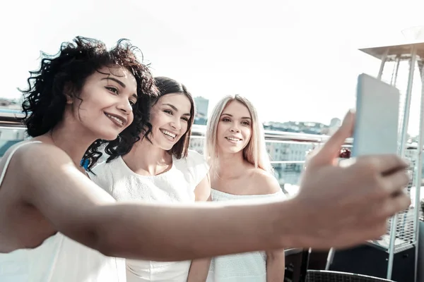 Veselá mladá žena s fotografii — Stock fotografie