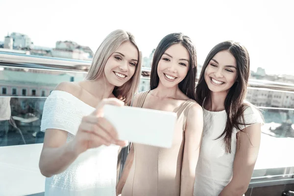 Mujer positiva feliz tomando una selfie —  Fotos de Stock