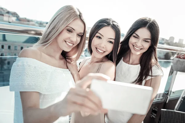 Zachwycony, happy kobiet patrząc na aparat w smartfonie — Zdjęcie stockowe
