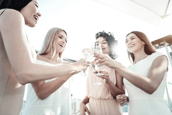 Feliz mujer encantada animando con champán — Foto de Stock