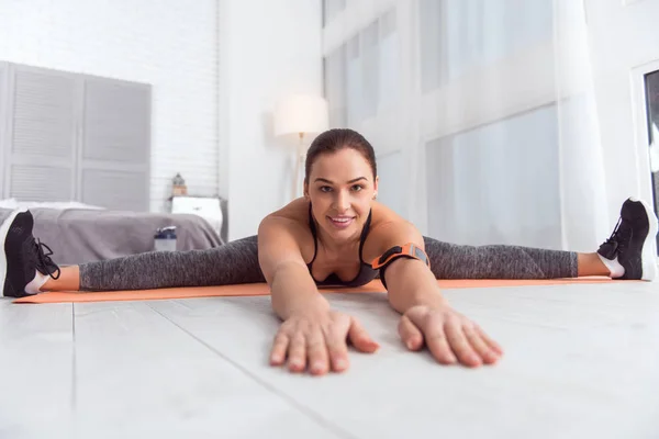 Inspired young woman doing sports at home — Stock Photo, Image