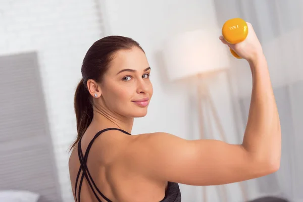 Neşeli genç kadının spor yapması — Stok fotoğraf