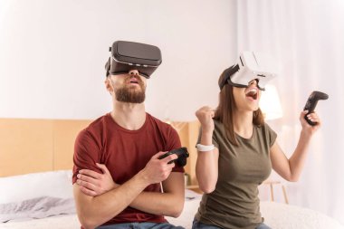 Komik çift Vr kulaklıklar zorlu çekici