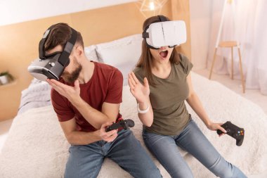 Duygusal iddialı çift VR Gözlükte itiraz