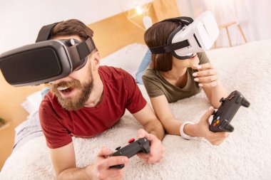 Çekici pozitif çift VR deneyim paylaşımı