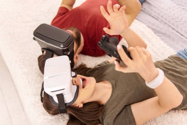 Vr zevk alarak genç mutlu çift