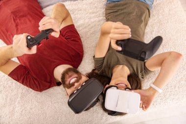 Neşeli neşeli çift Vr içinde zevk alarak