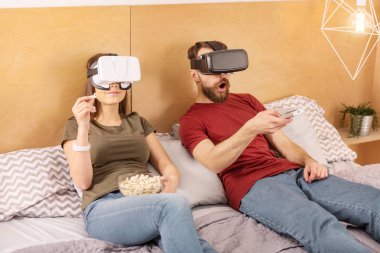 VR film seçme rahat genç Çift