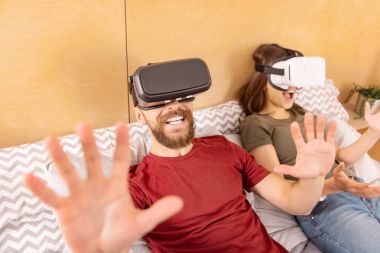 Vr içinde elde eğlenceli çift heyecanlı