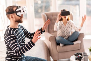 VR Dünya bilinen odaklı yakışıklı