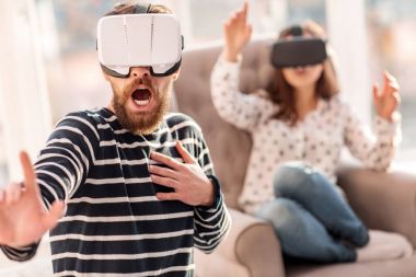 VR nesnelerden koruyan sakallı adam korkuttu