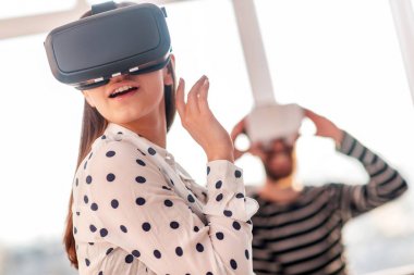 Hayret ihale kadın VR gözlük ayarlama