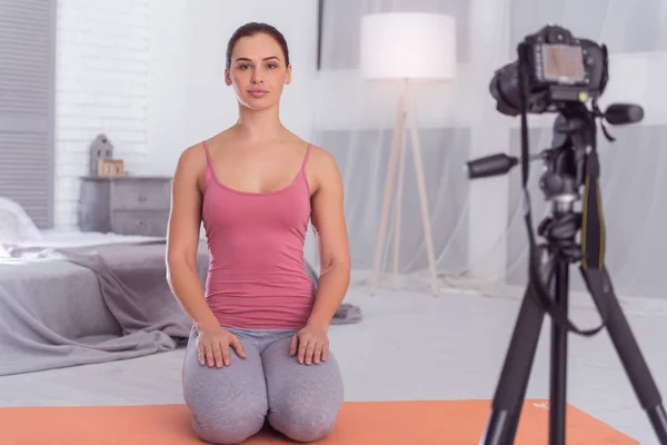 Allerta blogger femminile facendo un video sugli esercizi — Foto Stock
