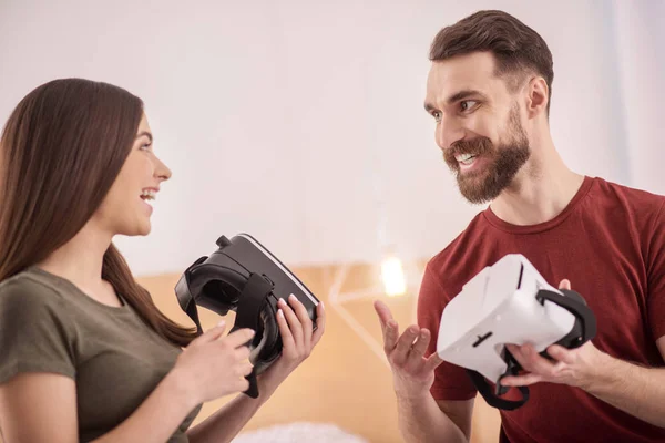 Merry glad par hålla Vr headset — Stockfoto