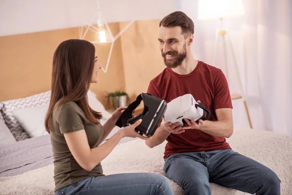 Giovane coppia affascinante prendendo VR cuffie — Foto Stock